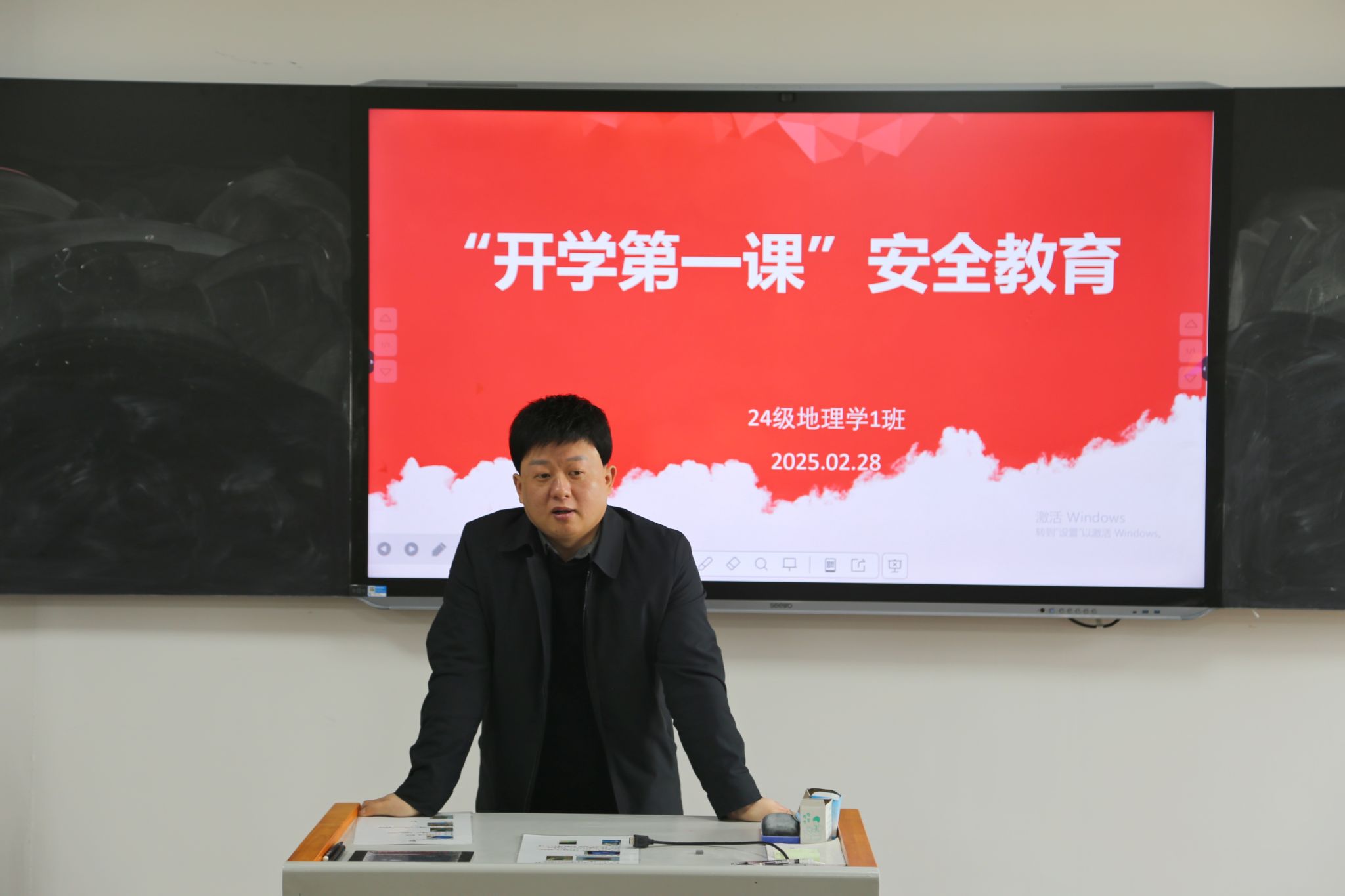 男人站在电视前AI 生成的内容可能不正确。